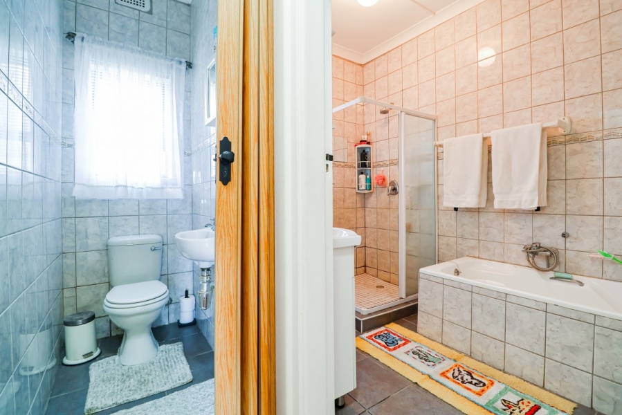 5 Bedroom Property for Sale in Paradise Western Cape